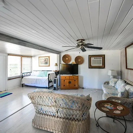 Barefoot Bungalow Apartment